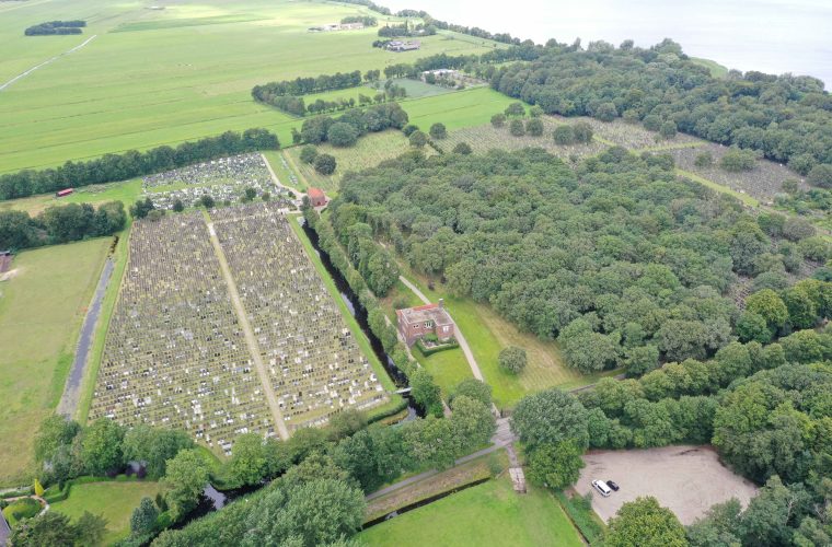 Historische grafstenen op de joodse begraafplaats van Muiderberg, onder het zonlicht.